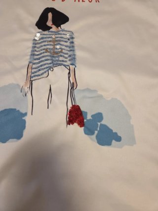 Camiseta azul y blanco con abalorios. TM