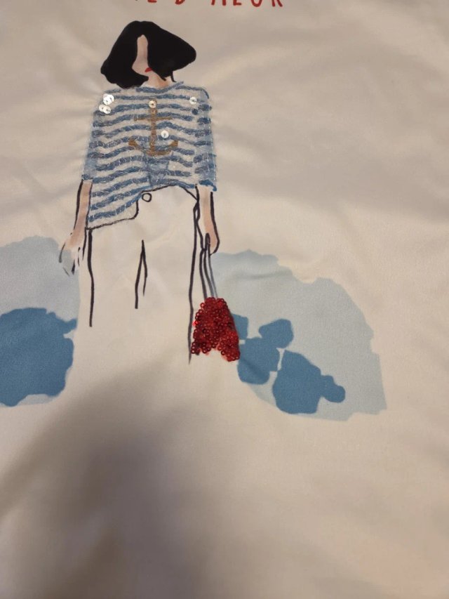 Camiseta azul y blanco con abalorios. TM