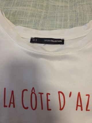 Camiseta azul y blanco con abalorios. TM