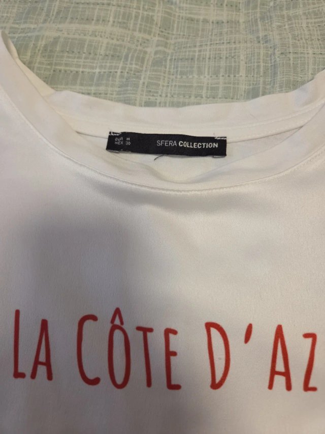 Camiseta azul y blanco con abalorios. TM