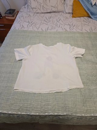 Camiseta azul y blanco con abalorios. TM