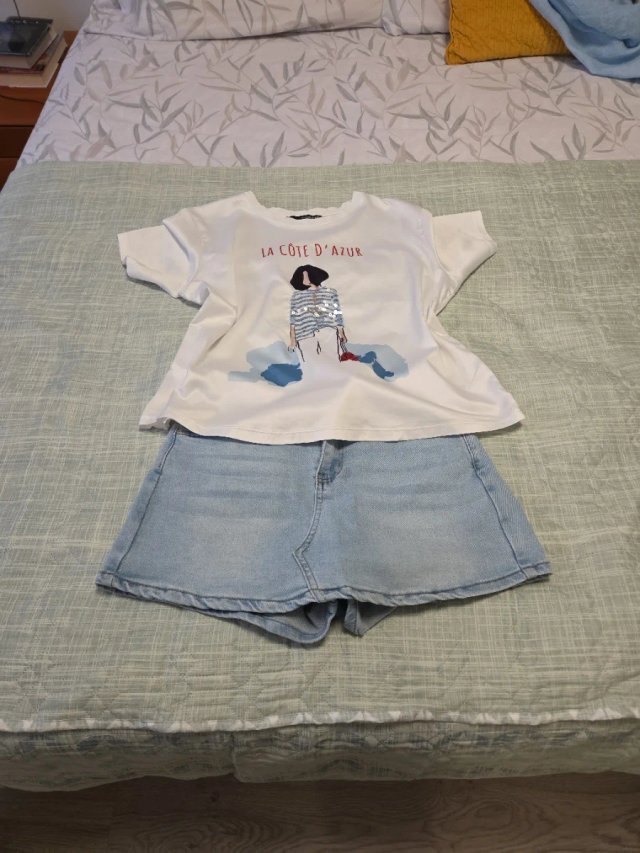 Camiseta azul y blanco con abalorios. TM