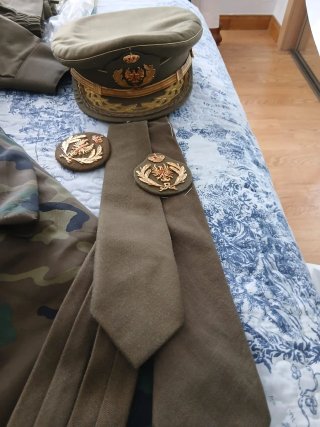 Uniforme militar chaqueta y pantalón