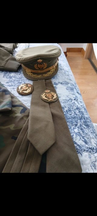 Uniforme militar chaqueta y pantalón