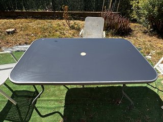 Tavolo da giardino in vetro e metallo