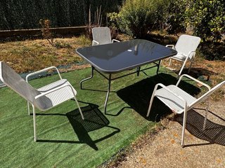 Tavolo da giardino in vetro e metallo