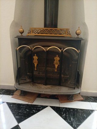 Chimenea de hierro negra y dorada