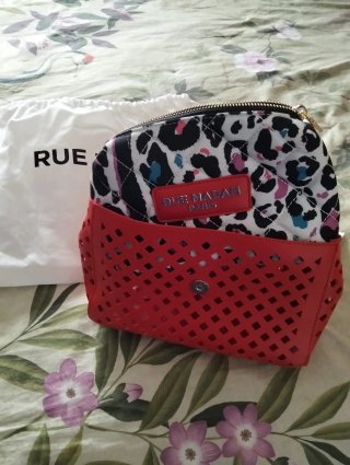 Bolso rojo con cadena dorada