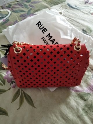 Bolso rojo con cadena dorada