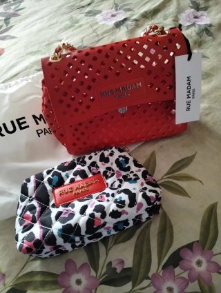 Bolso rojo con cadena dorada