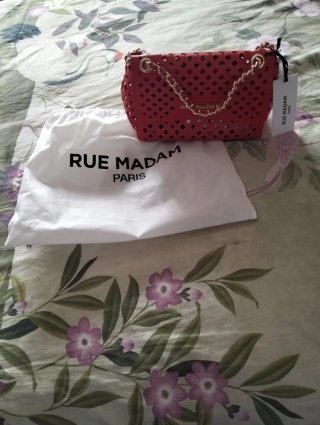 Bolso rojo con cadena dorada