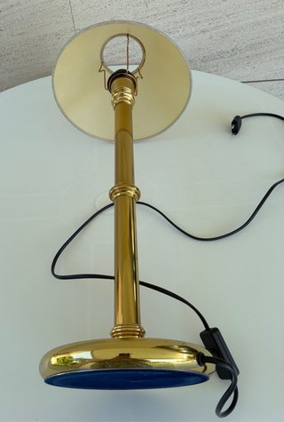 Lámpara de mesa dorada y beige
