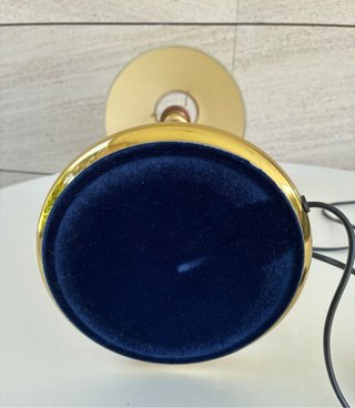 Lámpara de mesa dorada y beige