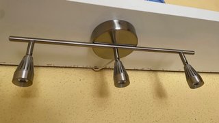 Escritorio blanco con almacenaje