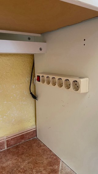 Escritorio blanco con almacenaje