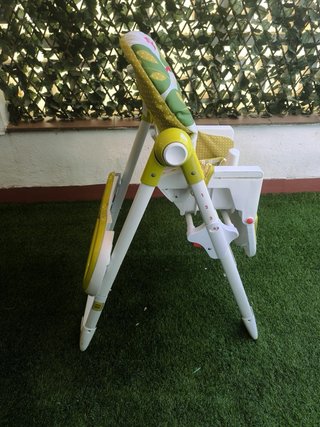 Trona de bebé Piku con estampado infantil