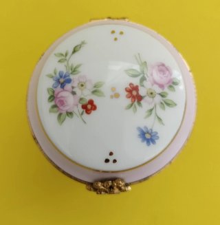 Caja joyero vintage con flores doradas