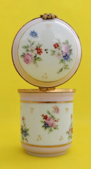 Caja joyero vintage con flores doradas
