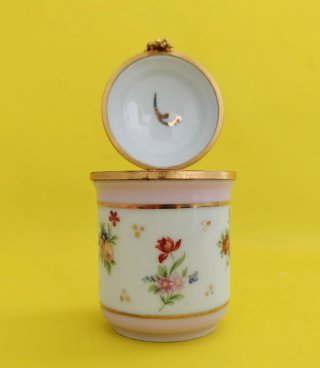 Caja joyero vintage con flores doradas