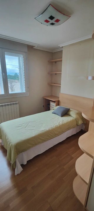 Habitación completa: Cama, armario y escritorio