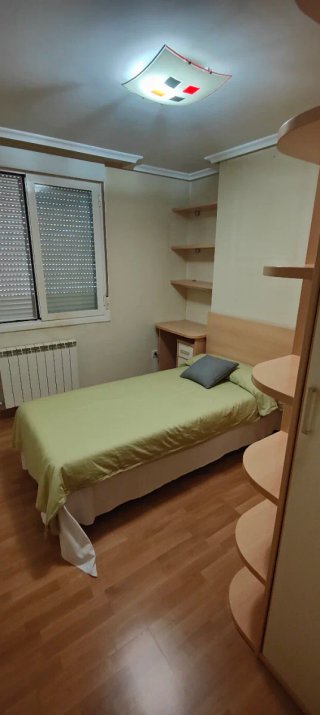 Habitación completa: Cama, armario y escritorio