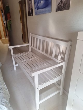 Banco de madera blanco, la marca no la recuerdo.