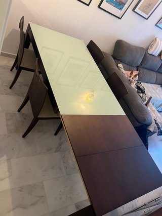 Mesa de comedor grande de cristal y madera