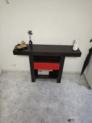Mesa de entrada madera marron  y roja