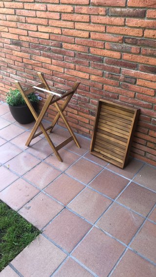 Tavolino in legno con vassoio per giardino