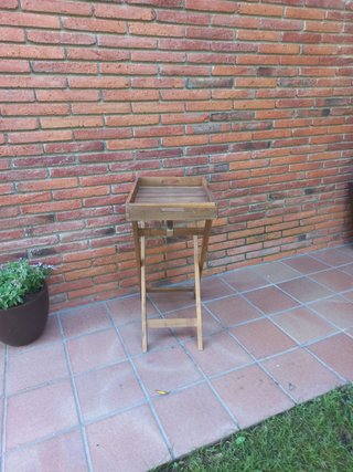 Tavolino in legno con vassoio per giardino