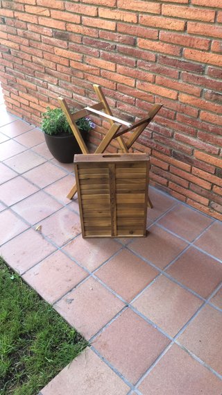 Tavolino in legno con vassoio per giardino