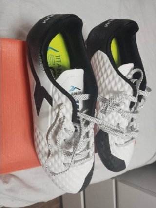 Zapatillas Fútbol Talla 42 Blancas y Negras