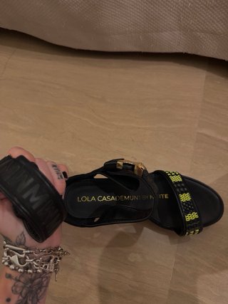 Tacones Lola Casademunt Piel Negro y Dorado