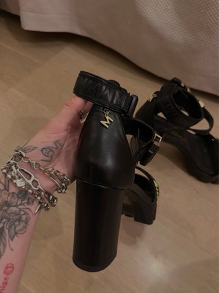 Tacones Lola Casademunt Piel Negro y Dorado