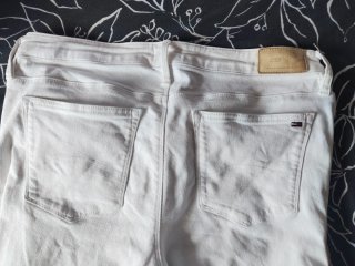 Pantalones vaqueros blancos rotos