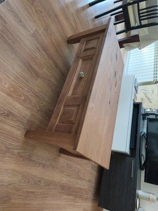 Mesa auxiliar de salón de madera