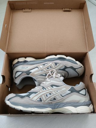 Zapatillas ASICS beige y grises