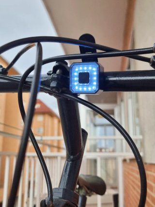 Bicicleta adulto negra con candado y luces.