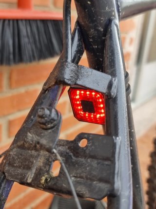 Bicicleta adulto negra con candado y luces.