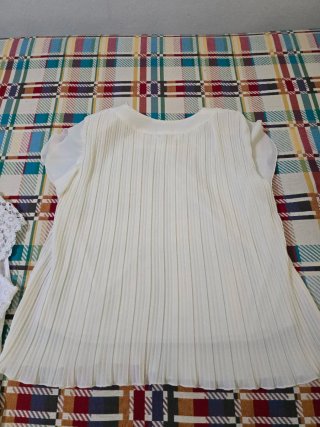 Camiseta blanca plisada mujer