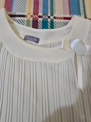 Camiseta blanca plisada mujer