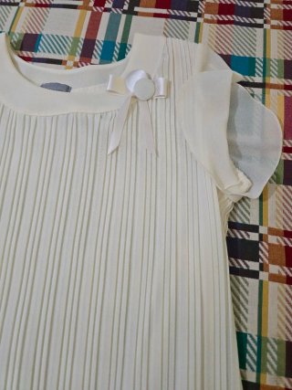 Camiseta blanca plisada mujer