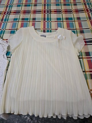 Camiseta blanca plisada mujer