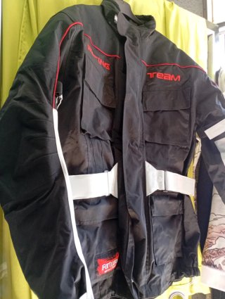 Chaqueta de moto negra con detalles rojos