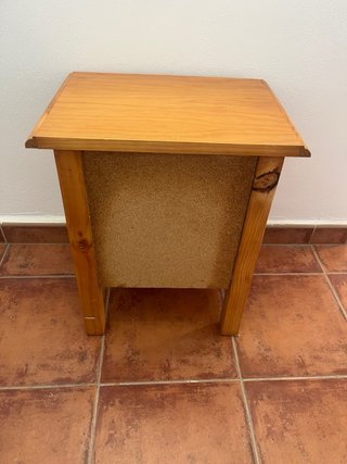 Mesita de noche de madera con 2 cajones