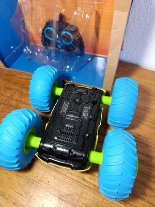 Coche RC Stunt Tornado Hot Wheels 1:10