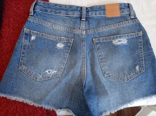 Pantalón corto vaquero desgastado