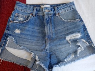 Pantalón corto vaquero desgastado