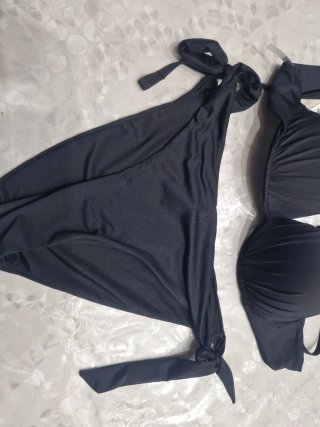 Bikini nero con laccetti