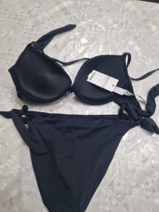 Bikini nero con laccetti